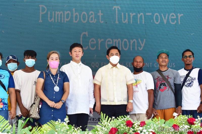 セブ日本人会｜台風22号の災害復興活動支援金によるボートの寄贈・進水式を開催