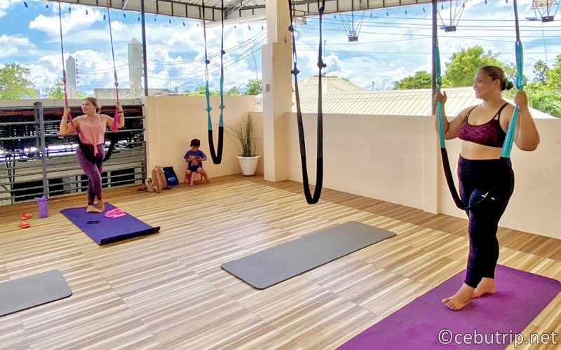 セブ島でも人気のエアリアルヨガ体験 in マクタン『Crystal Yoga Studio』