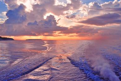 【zoomバーチャル背景対応】海上から見るセブ島の朝焼け